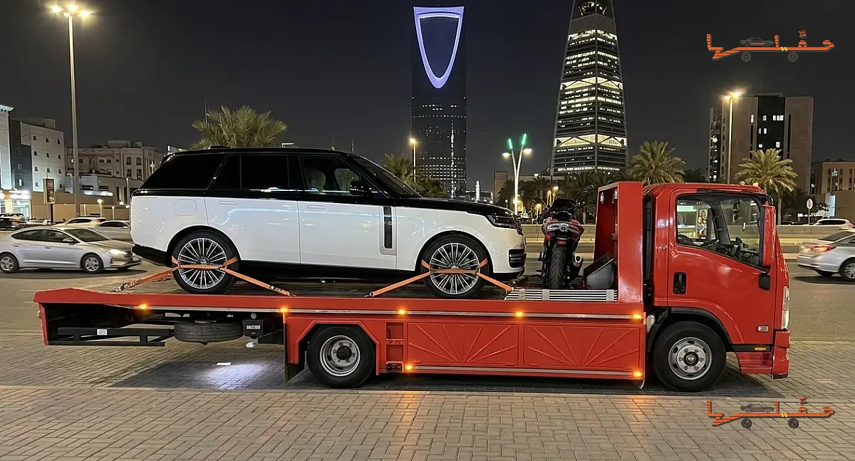 سطحة هيدروليك حديثة تنقل سيارة فاخرة في شوارع الرياض