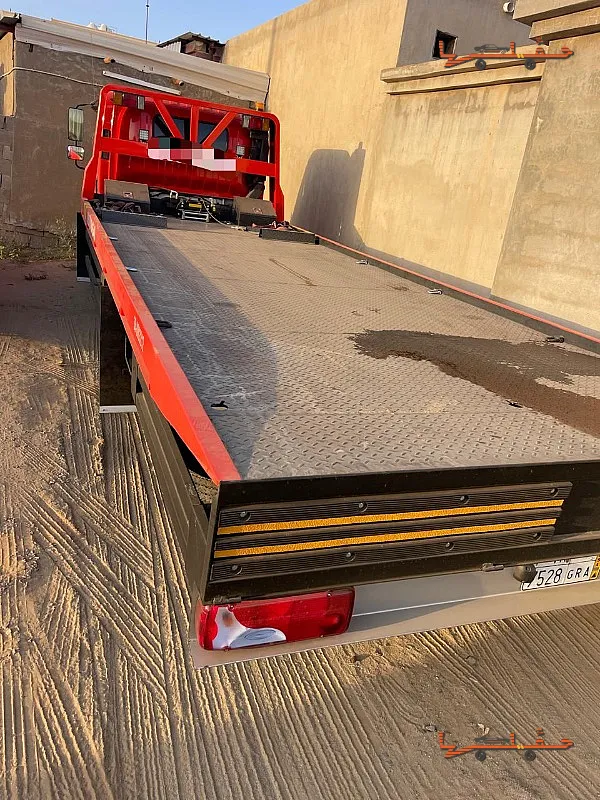 نقل سيارات فارهة وسبورت - سطحه هيدروليك في احد المسارحه في أحد المسارحة